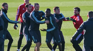 Para peman Juventus bercanda saat mengikuti sesi latihan tim di Turin, Italia (10/12/2019). Juventus akan bertanding melawan wakil Jerman, Bayern Leverkusen pada Grup D Liga Champions di BayArena. (AFP/Marco Bertorello)