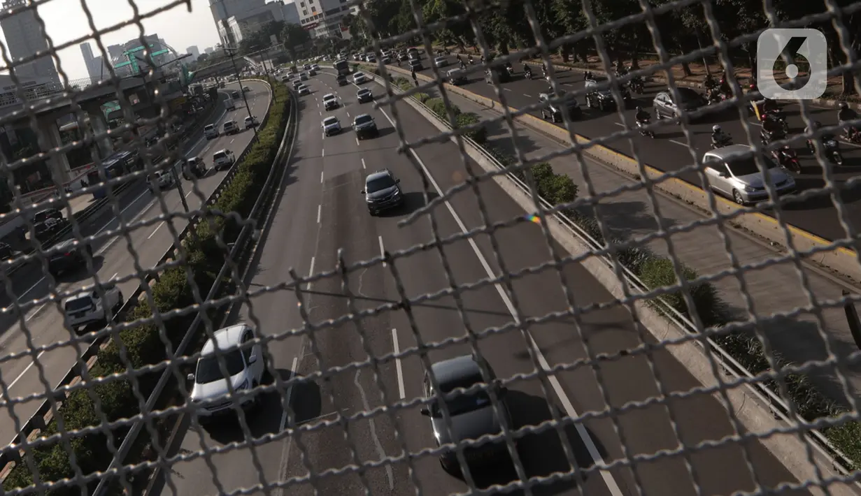 Kendaraan melintas di ruas Tol Dalam Kota, Jakarta, Kamis (30/1/2020). Terhitung mulai 1 Februari 2020, pemerintah akan menaikkan tarif Tol Dalam Kota untuk ruas Cawang-Tomang-Pluit dan Cawang-Tanjung Priok-Ancol Timur-Jembatan Tiga/Pluit. (Liputan6.com/Herman Zakharia)