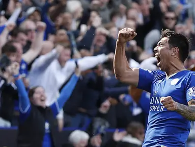 Stiker Leicester, Leonardo Ulloa, merayakan gol penyeimbang yang dicetaknya ke gawang West Ham pada laga Liga Premier Inggris di Stadion King Power, Leicester, Minggu (17/4/2016). Kedua tim bermain imbang 2-2. (AFP/Adrian Dennis)