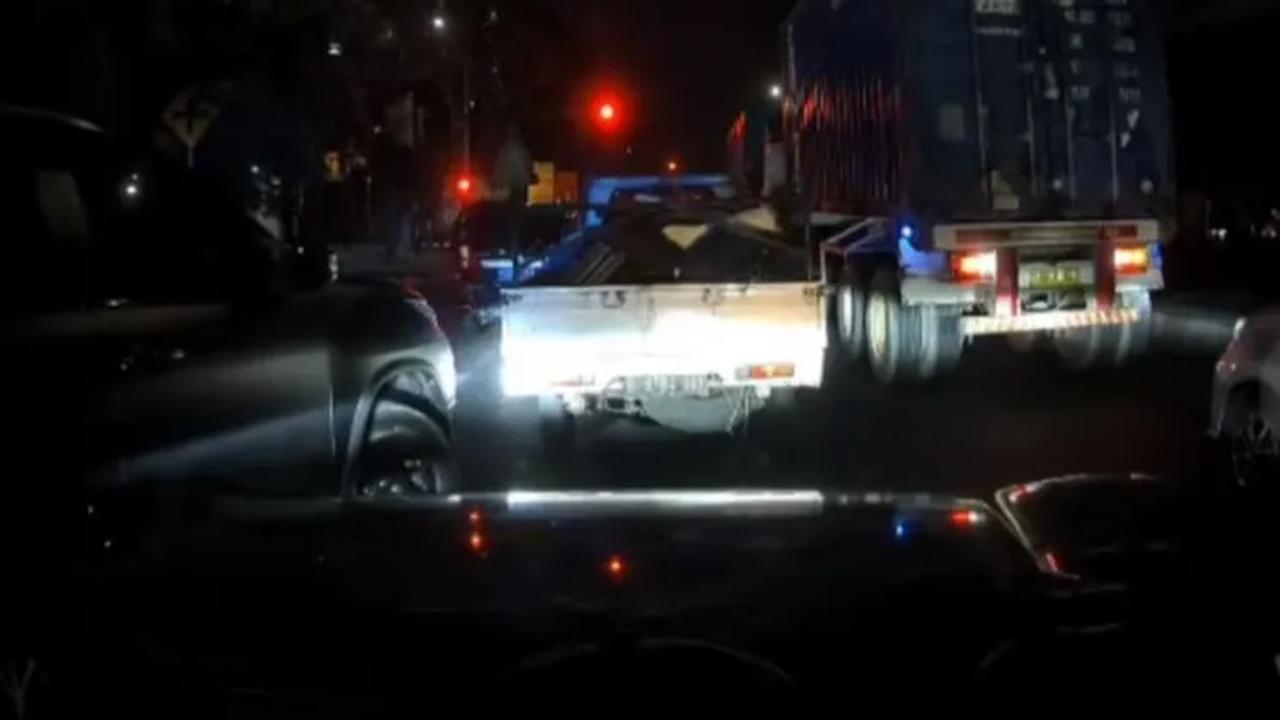 Polisi mengamankan Michael (26), pria yang viral dengan aksinya mengancam pengendara lain inisial W memakai tongkat besi di jalan Pluit Selatan Raya, Jakarta Utara.&nbsp;