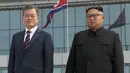 Presiden Korea Selatan, Moon Jae-in berpose dengan pemimpin Korea Utara, Kim Jong-un setibanya di Pyongyang, Selasa (18/8). Kedatangan Moon Jae-in ke negara tersebut adalah untuk pertemuan ketiga dengan Kim Jong-un. (Korea Broadcasting System via AP)