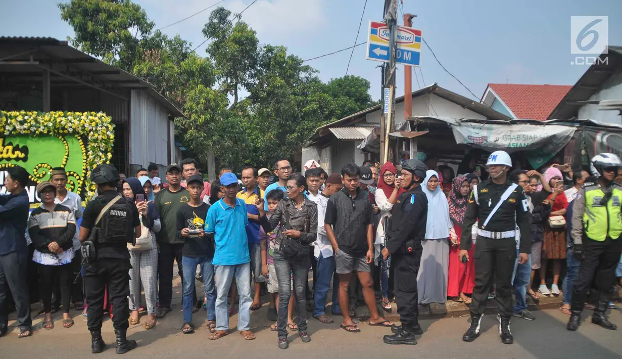 Polisi dan terntara mengamankan warga sekitar Puri Cikeas yang ingin menyambut iring-iringan kepergian jenazah Ani Yudhoyono menuju TMP Kalibata, Bogor, Jawa Barat, Minggu (2/6/2019). Ani Yudhoyono wafat pada 1 Juni 2019 pukul 11.50 di Singapura. (Liputan6.com/Immanuel Antonius)