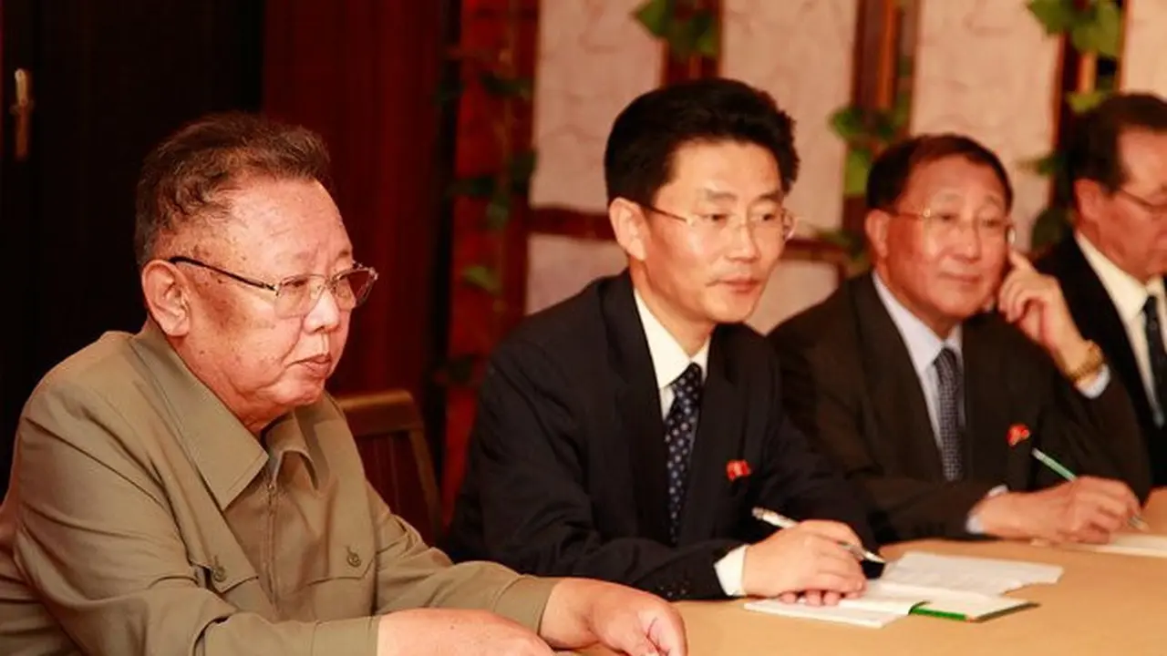 Kim Jong-il (kiri) (Wikimedia Commons)