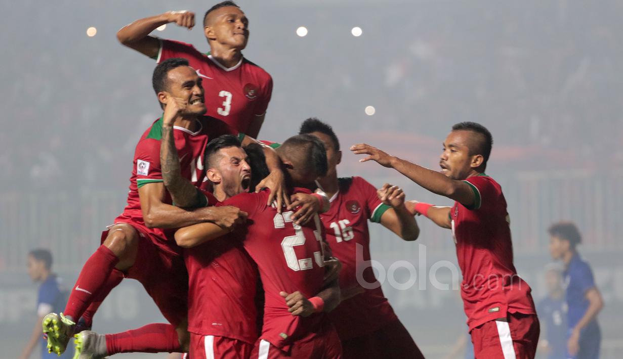 Para pemain Timnas Indonesia merayakan gol Hansamu Yama pada laga Final Piala AFF 2016 di Stadion Pakansari, Bogor, (14/12/2016). Indonesia menang 2-1 atas Thailand. (Bola.com/Nicklas Hanoatubun)