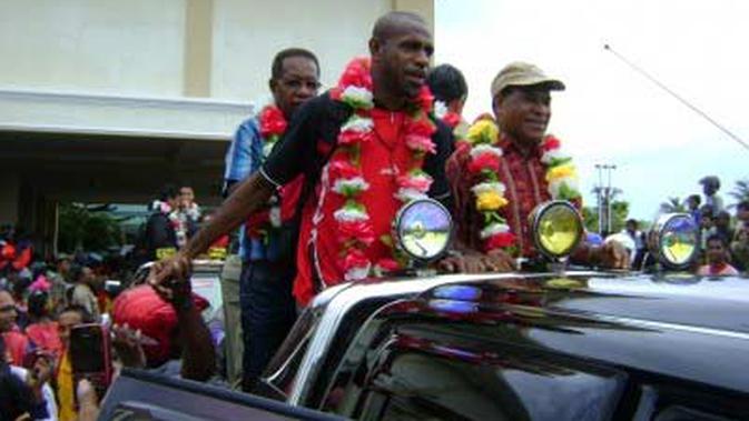 Kapten Persipura Boas Solossa (kiri) diarak keliling Kota Biak, Papua Selasa (21/6), untuk bertemu penggemar setelah menjuarai kompetisi ISL 2010/2011.(Antara)