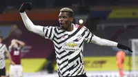 Gelandang Manchester United, Paul Pogba, melakukan selebrasi usai mencetak gol ke gawang Burnley pada laga Liga Inggris di Stadion Turf Moor, Rabu (13/1/2021). Setan Merah menang dengan skor 1-0. (Clive Brunskill/Pool via AP)