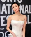 Aktris Korea Selatan Kim Go Eun membuat penggemar heboh dengan penampilan barunya. [@dayryllejuly/@marieclairetw/@ggonekim].