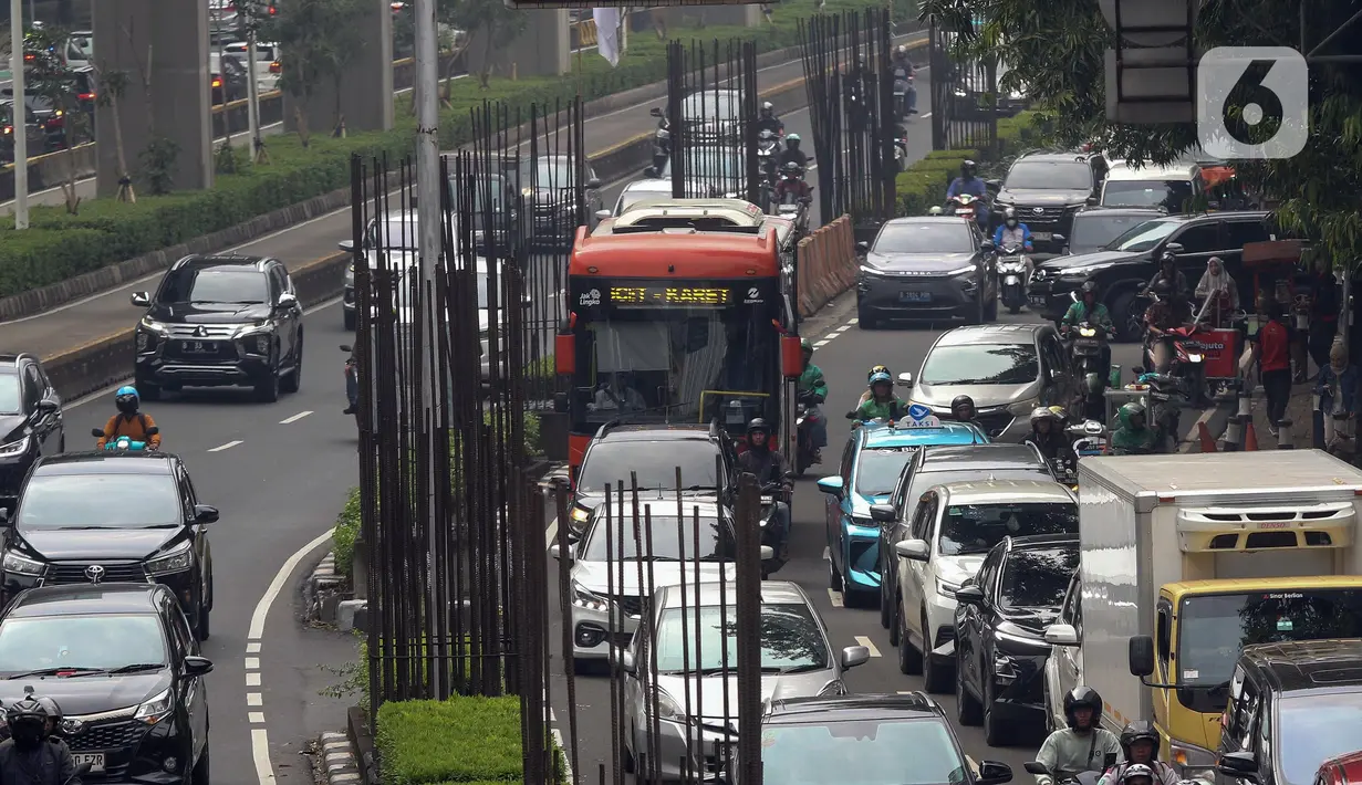 Sejumlah kendaraan melintas di dekat tiang monorel yang terhenti pembangunannya di Jalan HR Rasuna Said, Jakarta, Rabu (21/5/2025). (Liputan6.com/Herman Zakharia)