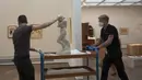 Pegawai Museum Israel memindahkan "Eve" Auguste Rodin kembali ke galeri selama persiapan terakhir untuk kembali dibuka, Yerusalem, Selasa (11/8/2020). Setelah lima bulan tutup karena pandemi COVID-19, Museum Israel akan kembali dibuka untuk umum pada minggu ini. (AP Photo/Maya Alleruzzo)