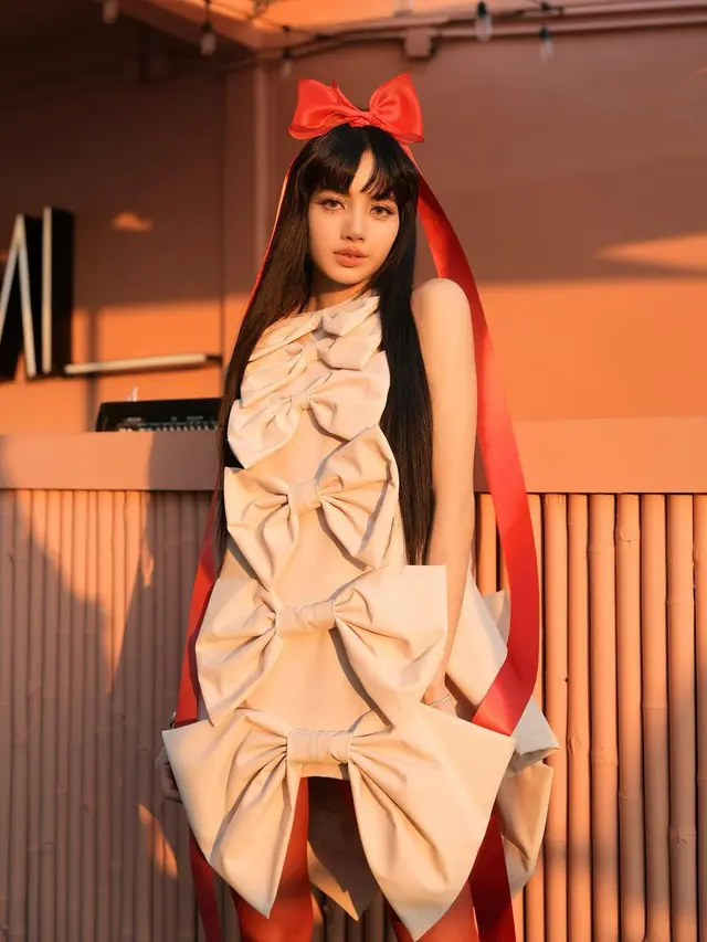 8 Potret Lisa BLACKPINK bak Boneka Hidup Dibalut Ribbon Dress saat Rayakan Ultah di Thailand