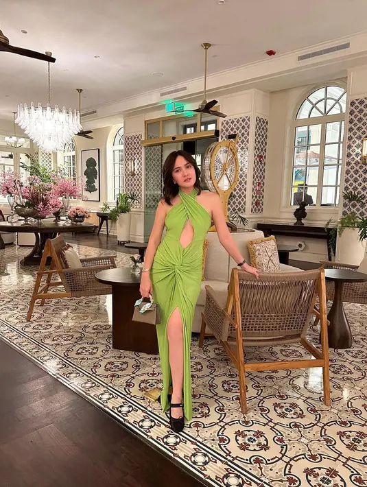 Penampilan tak kalah luar biasa dari Shandy Aulia mengenakan sebuah dress hijau. Dress ini memiliki detail cross-neck, cut out di bagian tengah depan, dan high slit. [Foto: Instagram/shandyaulia]