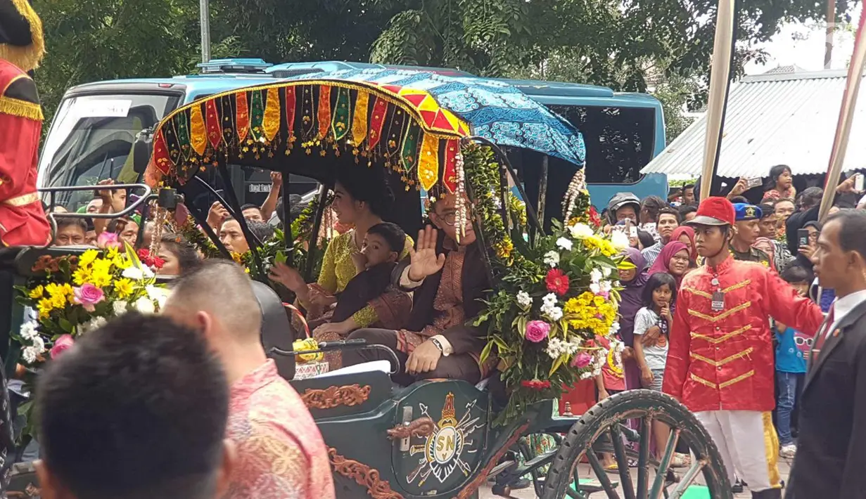 Gibran Rakabuming Raka bersama istri Selvi Ananda dan anaknya Jan Ethes Srinarendra menyapa warga saat prosesi kirab pernikahan Kahiyang Ayu-Bobby Nasution di Kota Medan, Sumatera Utara, Minggu (26/11). (Liputan6.com/Aditya Eka Prawira)