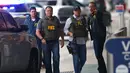 Petugas saat memburu pelaku penembakan di Bandara Fort Lauderdale, Florida, AS (6/1). Pelaku penembakan di bandara Florida menewaskan 5 orang. (David Santiago/El Nuevo Herald via AP)