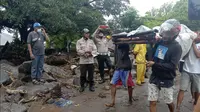 Warga membawa seorang pria yang terluka saat banjir di Ile Ape, di Pulau Lembata, provinsi Nusa Tenggara Timur, Minggu (4/5/2021).  Bencana banjir bandang telah menewaskan lebih dari 70 orang dan puluhan hilang serta membuat ribuan orang mengungsi. (AP Photo/Ricko Wawo)