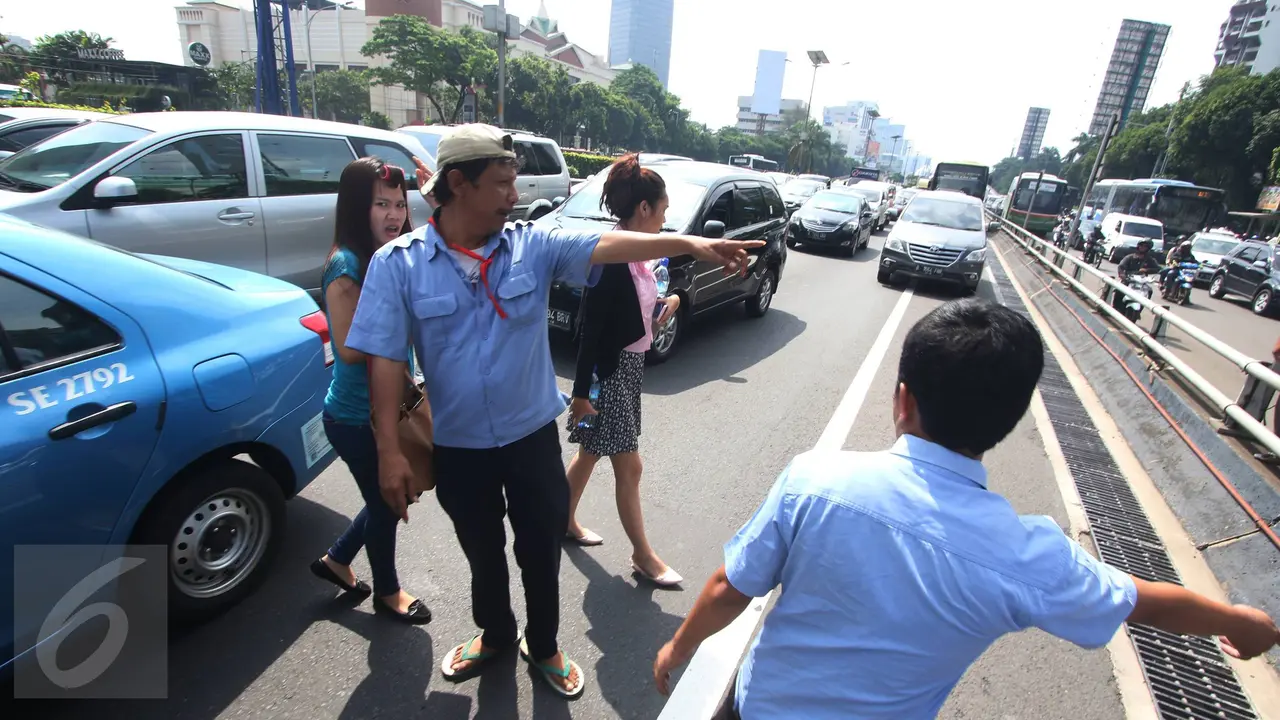20160322-Sopir Sweeping di Tol Dalam Kota, Penumpang Taksi Dipaksa Turun-Jakarta