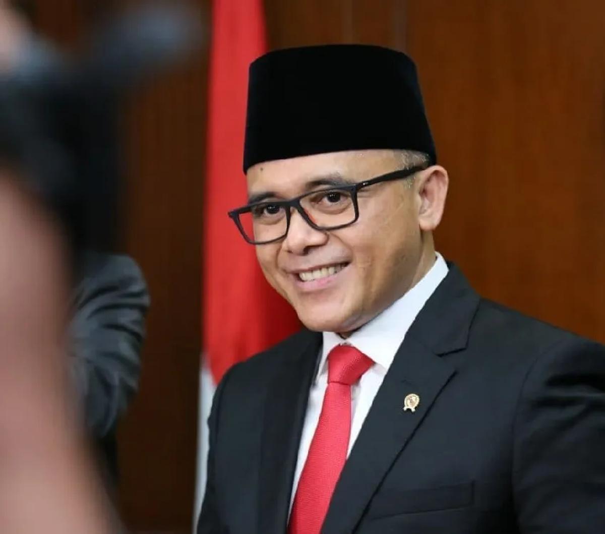 Hal itu disampaikan langsung pada saat Presiden Joko Widodo (Jokowi) memimpin rapat terbatas (ratas) bersama jajarannya untuk membahas terkait RUU ASN di Istana Negara, Rabu (13/9).&nbsp;
