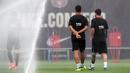 Para pemain Barcelona berlatih dekat semprotan air di Sports Center FC Barcelona Joan Gamper, Sant Joan Despi (15/8/2017). Barcelona akan melawan Real Madrid pada leg kedua Piala Super Spanyol. (AFP/Lluis Gene)