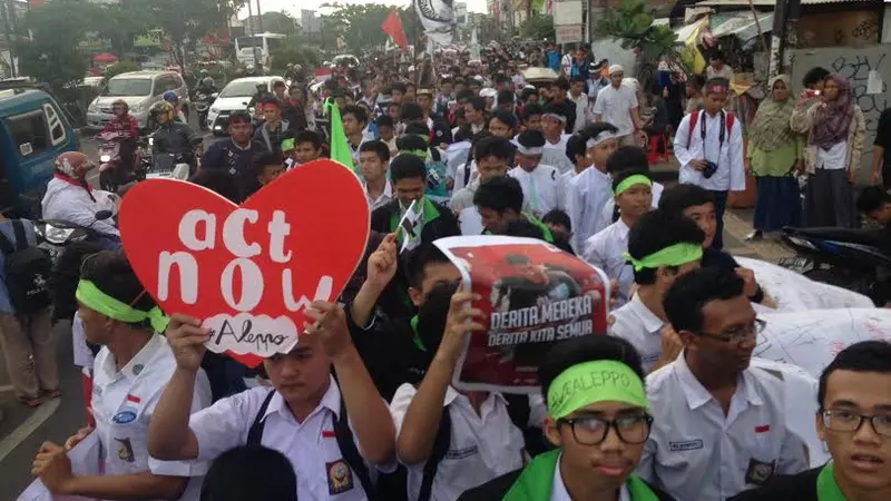 Demo siswa di Depok untuk korban perang di Allepo, Suriah.