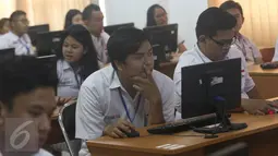 Sejumlah siswa SMA kelas XII mengikuti ujian nasional berbasis komputer (UNBK) di SMAN 3 Jakarta, Senin (10/4). Pelaksanaan UNBK SMA dan Madrasah Aliyah (MA) sederajat ini berlangsung hingga Kamis, 13 April 2017. (Liputan6.com/Immanuel Antonius)