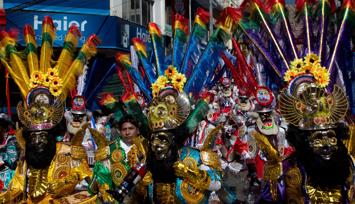 Sejumlah orang mengenakan kostum dan topeng meramaikan pawai "Morenada" di La Paz, Bolivia (26/5). Pawai ini digelar untuk menghormati "El Senor del Gran Poder," atau "Lord of Great Power". (AP/Juan Karita)