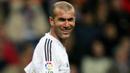 2. Zinedine Zidane – Legenda Prancis ini merupakan pemain tengah terbaik sekaligus maestro sepak bola dunia. Pelatih Real Madrid itu pernah merasakan banyak gelar mulai juara Piala Dunia, Liga Champions dan La Liga. (AFP/Philippe Desmazes)