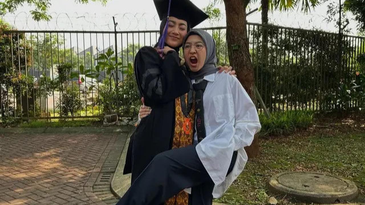 Potret Desy Ratnasari Wisuda S3, Resmi Menyandang Gelar Doktor