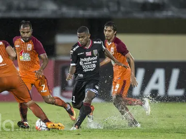 Pemain Bali United FC, Yabes Roni Malaifani berusaha melewati hadangan para pemain Pusamania Borneo FC pada laga Piala Presiden 2017 di Stadion I Wayan Dipta, Bali, Senin (13/2/2017). (Bola.com/Vitalis Yogi Trisna)