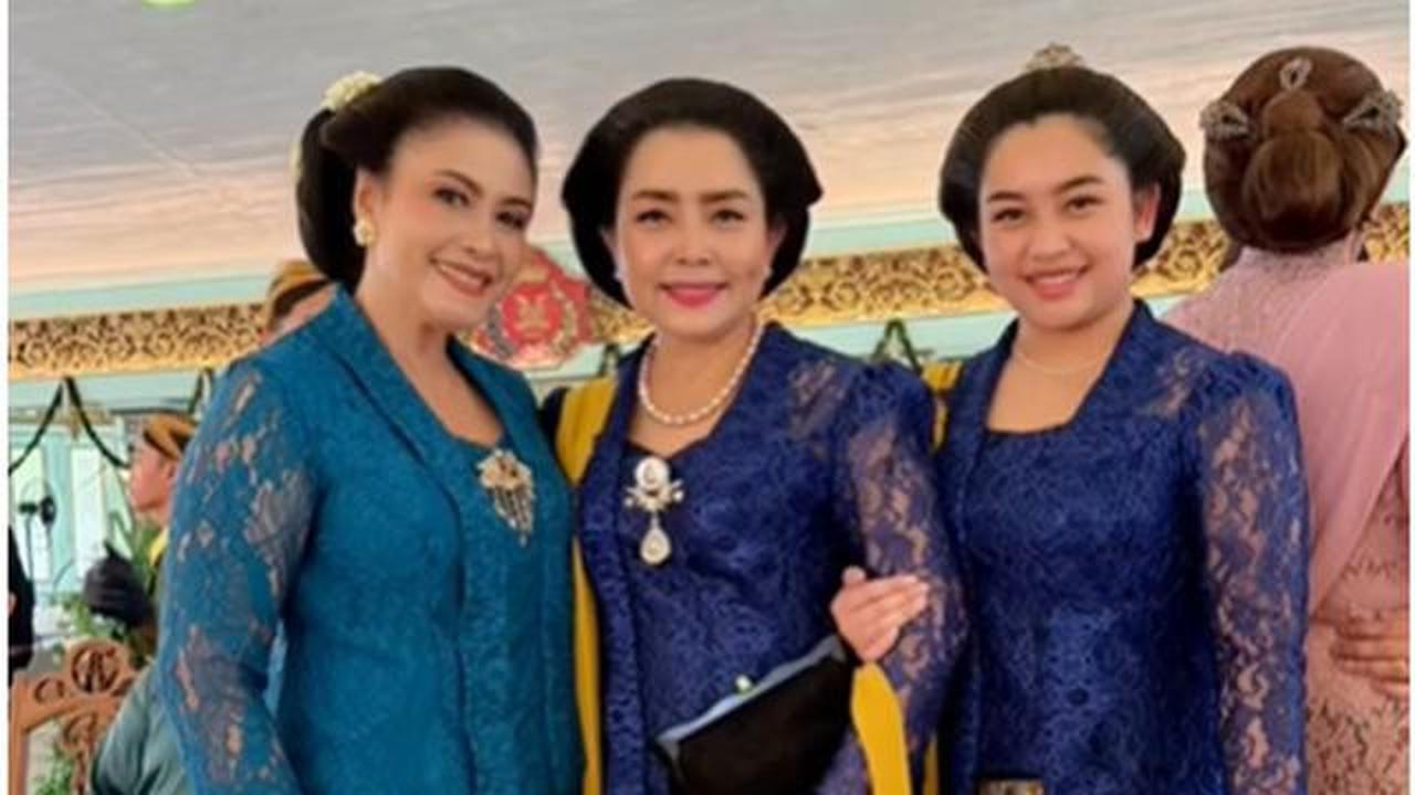 6 Potret Mayangsari dan Khirani Trihatmodjo Kompak Pakai Kebaya Biru di Acara Solo