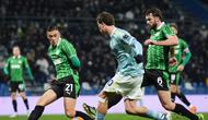 Pemain Juventus, Kenan Yildiz, menghadapi pemain Sassuolo, Jay Idzes (kiri) dan Sebastian Walukiewicz, dalam pertandingan Serie A di Reggio Emilia, Italia, Rabu (7/1/2026). (Massimo Paolone/LaPresse via AP)