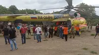 Helikopter BNPB berada di Lapangan Umum Kota Baru Maumere, menfantar bantuan 1 unit Fleksibel tank. (Liputan6.com/ Dionisius Wilibardus)