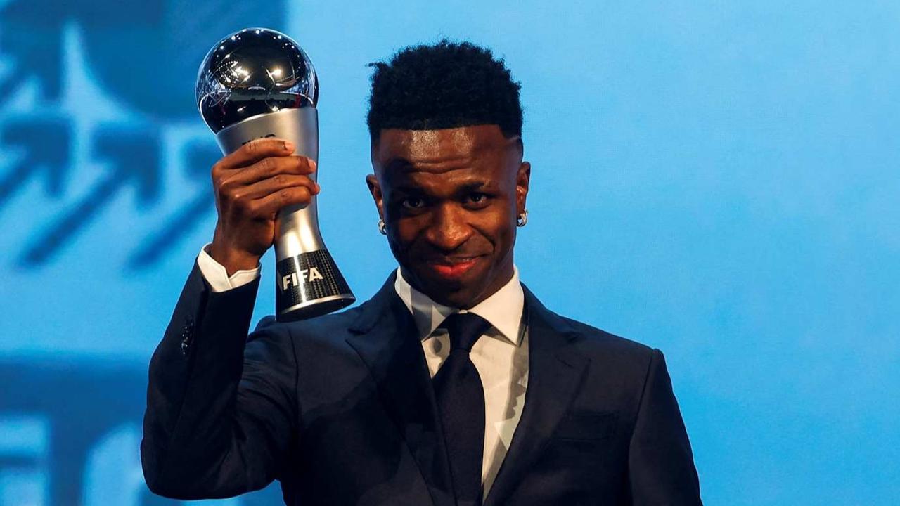 FOTO: Gaya Vinicius Jadi Pemain Terbaik FIFA 2024