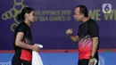 Pebulutangkis Indonesia, Gregoria Mariska, mendapatkan instruksi saat melawan Ratchanok Intanon dari Thailand dalam final bulu tangkis nomor beregu putri SEA Games 2019 di Muntinlupa Sports Complex, Manila, Selasa (3/12/2019). Kalah 1-3, Indonesia hanya meraih perak. (Bola.com/M Iqbal Ichsan)