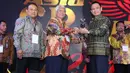 Direktur Transformasi Bisnis PT Pupuk Indonesia Nugroho Christijanto (tengah) menunjukan penghargaan SRA 2018 yang diraih Pupuk Indonesia Grup dalam acara The 14th Sustainability Reporting Award (SRA) di Lampung, Sabtu (8/12). (Liputan6.com/HO/Ines)