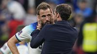 Penyerang Inggris Harry Kane dihibur oleh pelatih kepala Gareth Southgate pada akhir laga perempat final Piala Dunia 2022 kontra Prancis, Minggu (11/12/2022) dini hari WIB. Kandasnya The Three Lions di turnamen akbar empat tahunan tersebut juga diwarnai kegagalan penalti Harry Kane. (AP Photo/Abbie Parr)