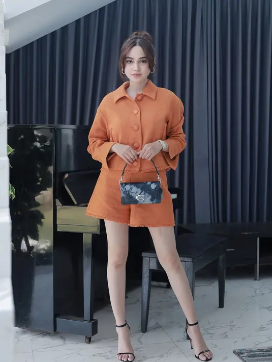 Syifa Hadju tak pernah tampil berlebihan, ia mamerkan gaya mengenakan outfit serasi; atasan berkerah dan celana pendeknya. Rambutnya di-high-bun dan poninya membingkai wajahnya dengan lebih apik. [Foto: Instagram/syifahadju]