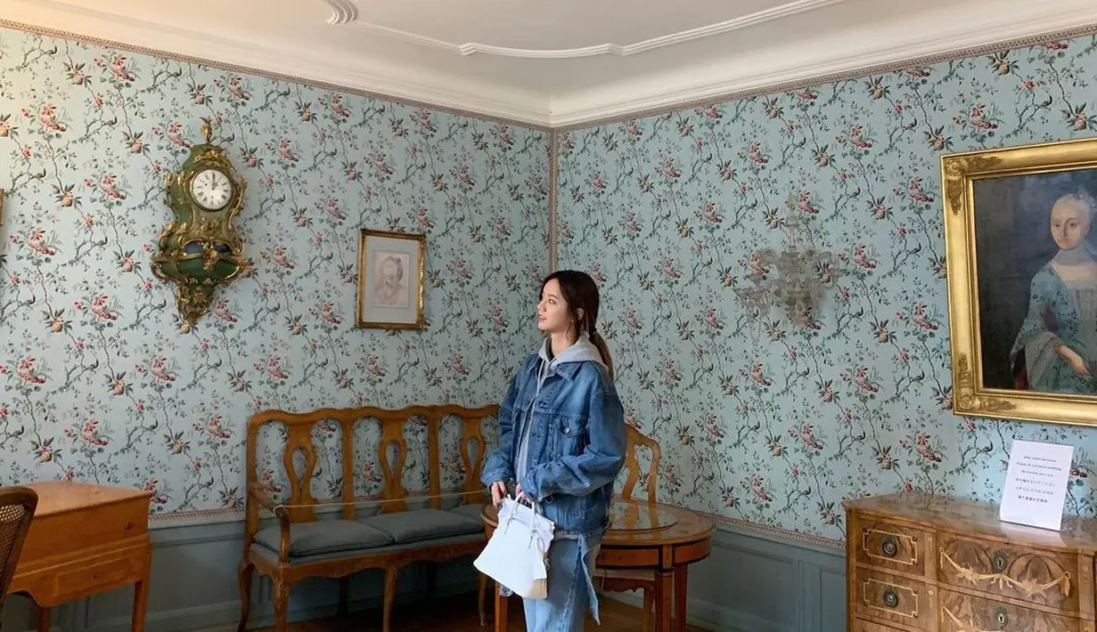 Style denim on denim ala Hyeri terlihat makin kece dengan paduan hoodie abu-abu. Ia juga melengkapi penampilannya dengan sneakers putih dan totebag warna senada. (Instagram/hyeri_0609).
