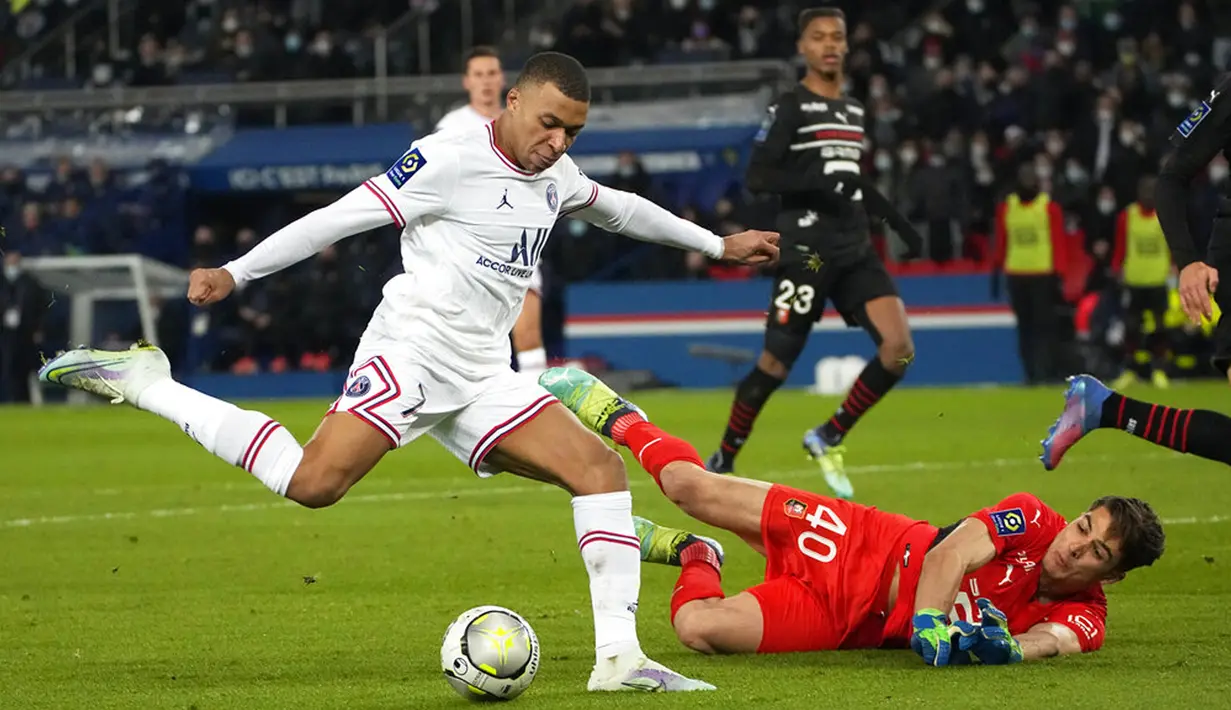 Pemain Paris Saint-Germain Kylian Mbappe (kiri) mencoba mencetak gol saat kiper Rennes Dogan Alemdar melakukan penyelamatan pada pertandingan sepak bola Liga Satu Prancis di Stadion Parc des Princes, Paris, Prancis, 11 Februari 2022. Paris Saint-Germain menang 1-0. (AP Photo/Michel Euler)