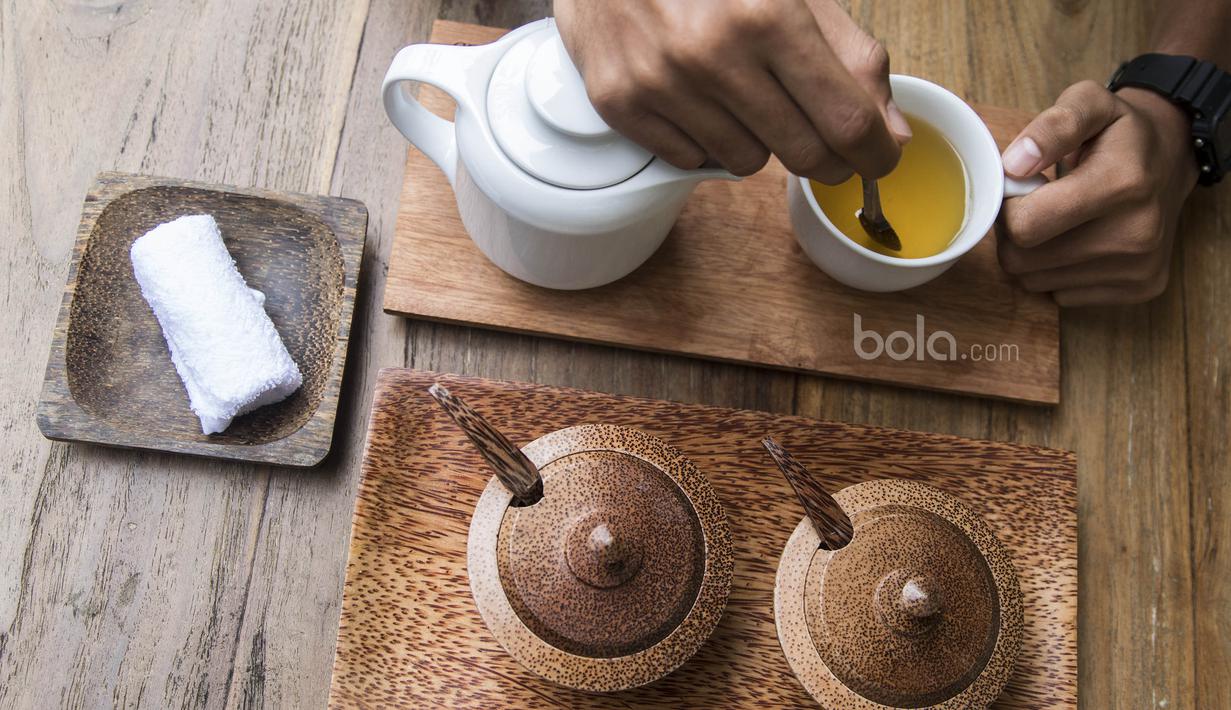 Gelandang Timnas Indonesia U-22, Miftahul Hamdi, saat akan menikmati secangkir teh di Hotel Sthala, Bali, Sabtu (8/7/2017). Pemain Bali United ini sedang mengikuti pemusatan latihan jelang SEA Games. (Bola.com/Vitalis Yogi Trisna)