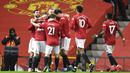 Para pemain Manchester United merayakan gol ke gawang West Ham United pada laga Liga Inggris di Stadion Old Trafford, Minggu (15/3/2021). Setan Merah menang dengan skor 1-0. (AP/Dave Thompson,Pool)