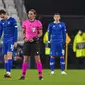 Wasit Prancis, Stephanie Frappart berdiri di lapangan selama Liga Champions, grup G antara Juventus dan Dinamo Kiev di Allianz Stadium, Kamis (3/12/2020) dinihari WIB. Frappart menjadi wasit perempuan pertama yang memimpin pertandingan Liga Champions men’s team. (Marco Alpozzi/LaPresse via AP)