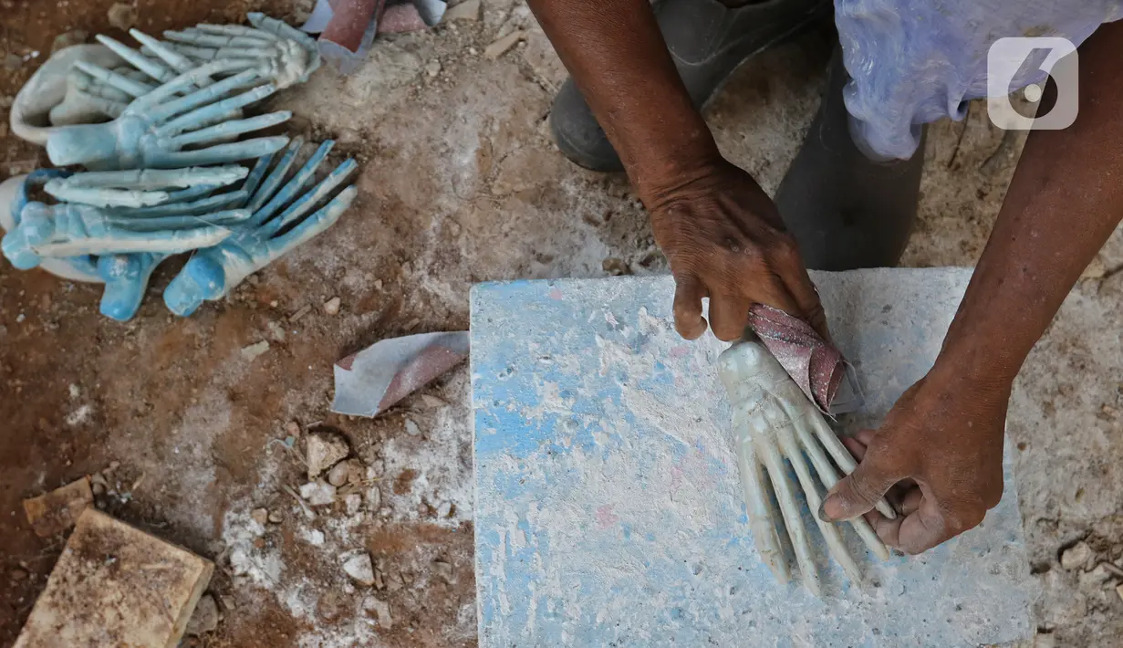 Pekerja menyelesaikan pembuatan kerangka tangan di Cinangka, Depok, Jawa Barat, Rabu (11/12/2019). Manekin anatomi tubuh tersebut dijual dengan harga Rp 100 ribu hingga Rp 1 juta. (Liputan6.com/Herman Zakharia)