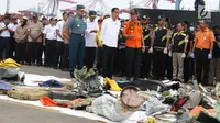 Presiden RI, Joko Widodo (kedua kanan depan) bersama KaBasarnas Marsdya M Syaugi melihat barang temuan yang diduga milik penumpang pesawat Lion Air JT 610 di Pelabuhan JICT 2, Jakarta, Selasa (30/10). (Liputan6.com/Helmi Fithriansyah)