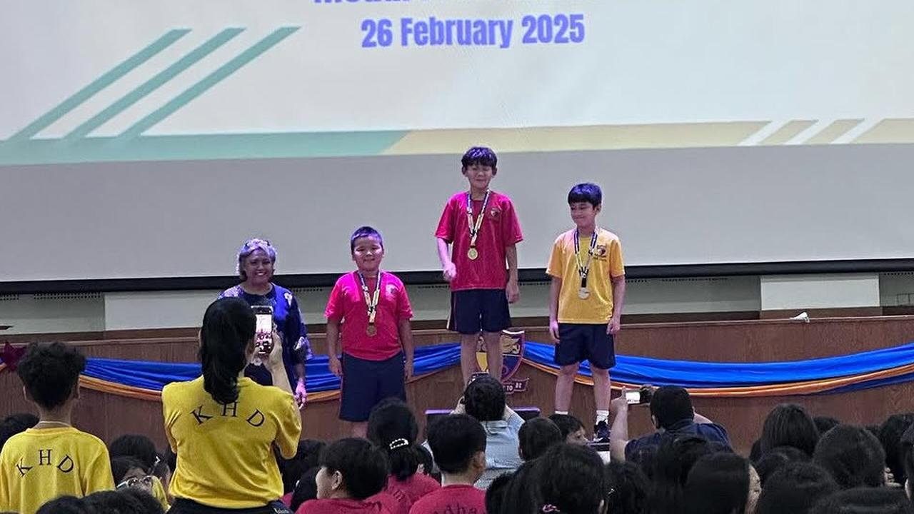 Rafathar Raih Medali Lomba Renang di Sekolah, Aura Sang Juara Bersinar di Podium