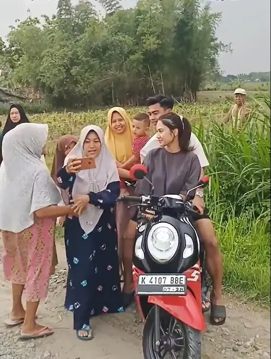 Kehadiran anak anggota DPR dan juga pengusaha Andre Rosade menarik perhatian masyarakat warga sekitar. Banyak warga yang ingin berfoto bersama dengan keduanya. [Youtube/momenbucin]