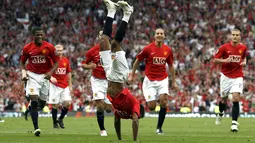 Liga Inggris musim 2007/2008 disabet oleh Manchester United. Setan Merah juga torehkan penampilan yang gemilang dengan hanya 22 kali kebobolan. Hal itu tak lepas dari penampilan gemilang penjaga gawang mereka, Edwin Van Der Sar yang berhasil torehkan 21 clean sheet. (Foto: AFP/Andrew Yates)