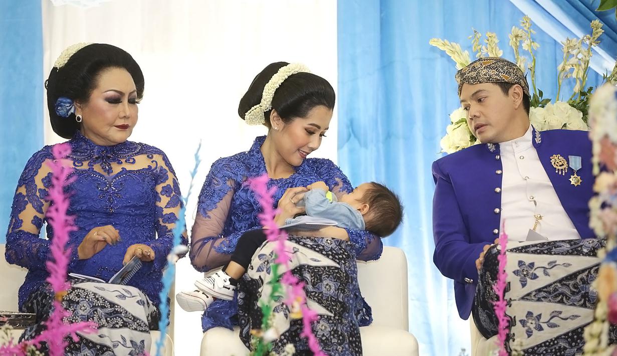 Potret Upacara Tedak Siten Anak Ardina Rasti dan Dwi Andika