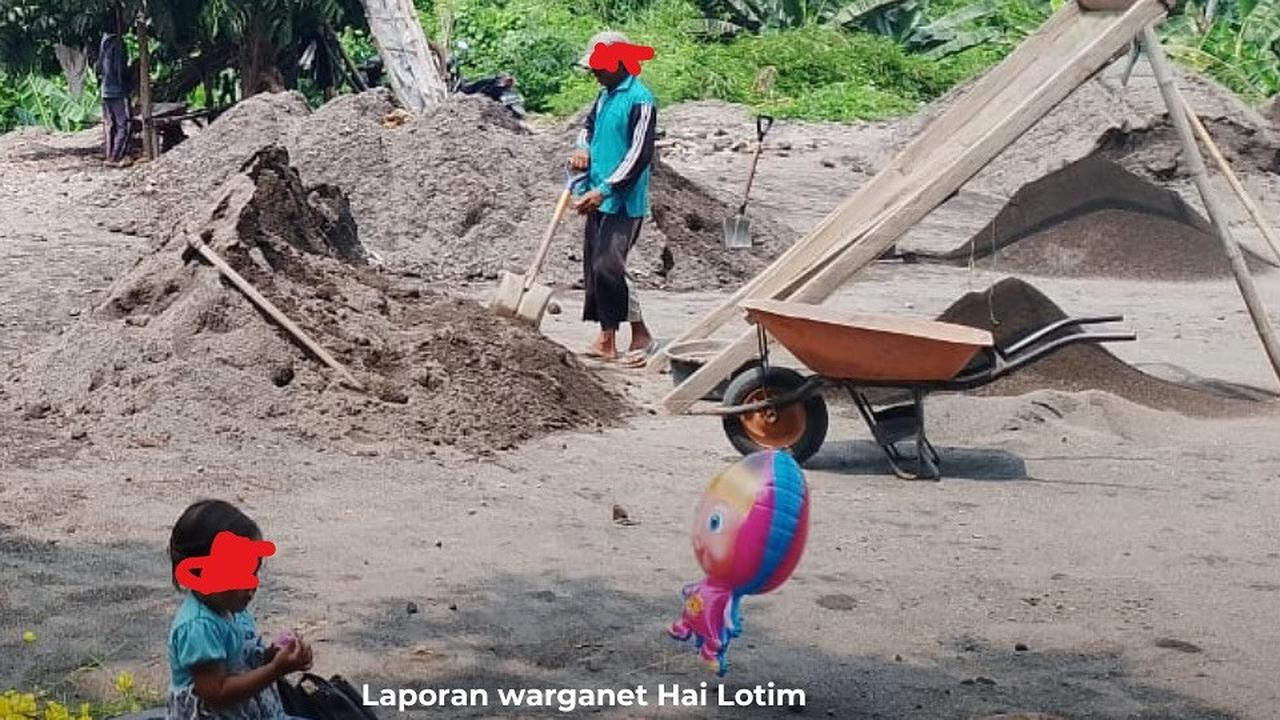 Potret Miris Buruh Pengayak Pasir Bawa Anak Balitanya ke Tempat Kerja, Panas-panasan Sering Tak Dapat Uang