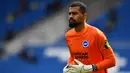 Robert Sanchez. Kiper berusia 24 tahun yang kini memasuki musim keempat bersama Brighton and Hove Albion ini total telah membuat 16 clean sheet dari 48 laga di Liga Inggris. Jumlah tersebut dikoleksinya hanya bersama satu klub, Brighton mulai musim 2018/2019 hingga kini. (AFP/Pool/Ben Stansall)