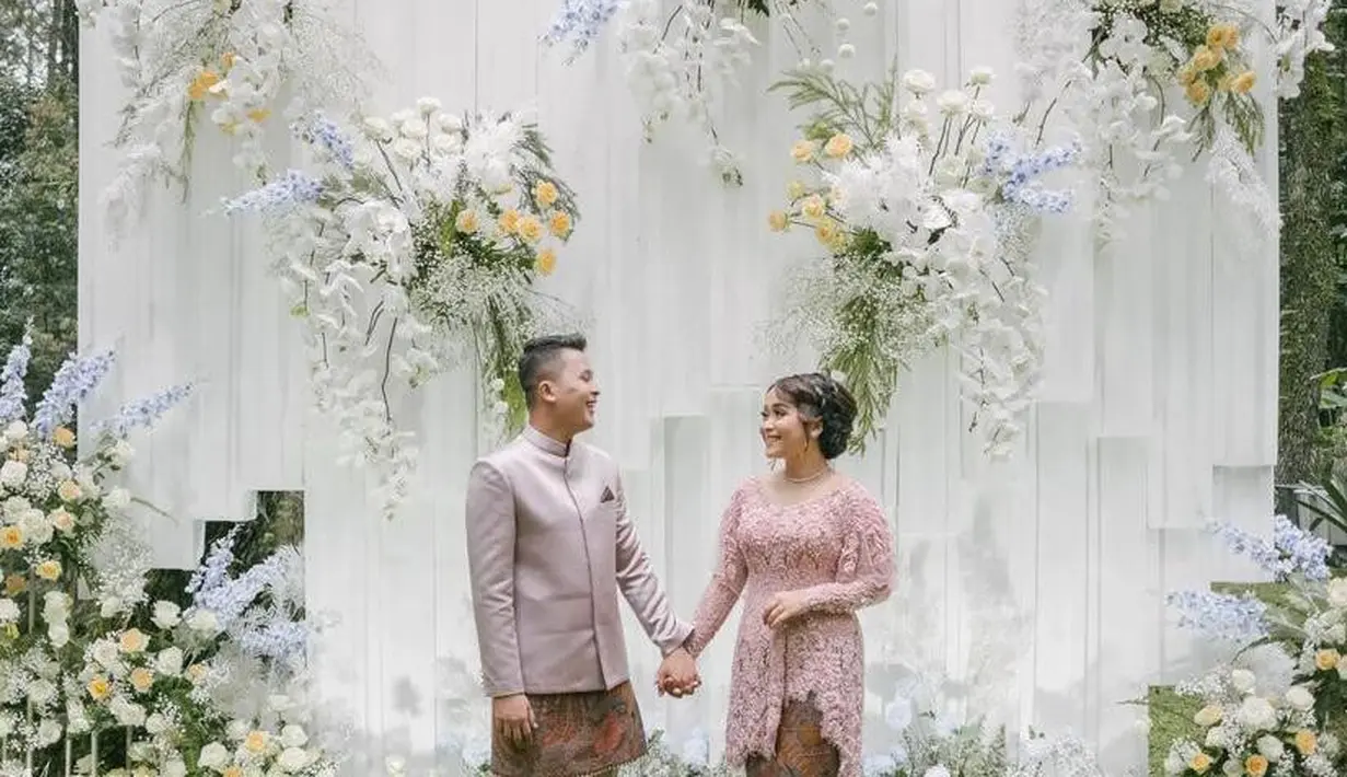 Kabar bahagia datang dari adik pedangdut Ayu Ting Ting, Syifa. Tepat pada Sabtu (22/1/2022) di resort mewah kawasan Bogor, ia resmi bertunangan dengan kekasihnya, Nanda Fachrizal.  (Instagram/sistaweddingorganizer).