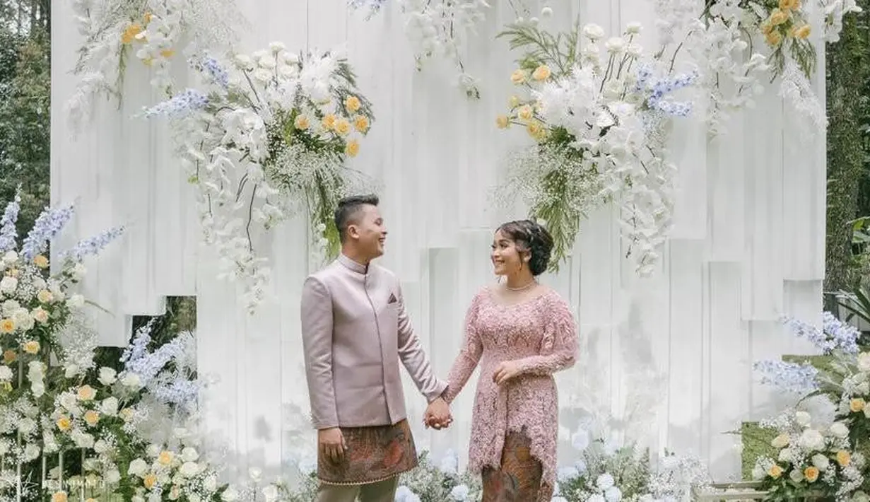 Kabar bahagia datang dari adik pedangdut Ayu Ting Ting, Syifa. Tepat pada Sabtu (22/1/2022) di resort mewah kawasan Bogor, ia resmi bertunangan dengan kekasihnya, Nanda Fachrizal.  (Instagram/sistaweddingorganizer).